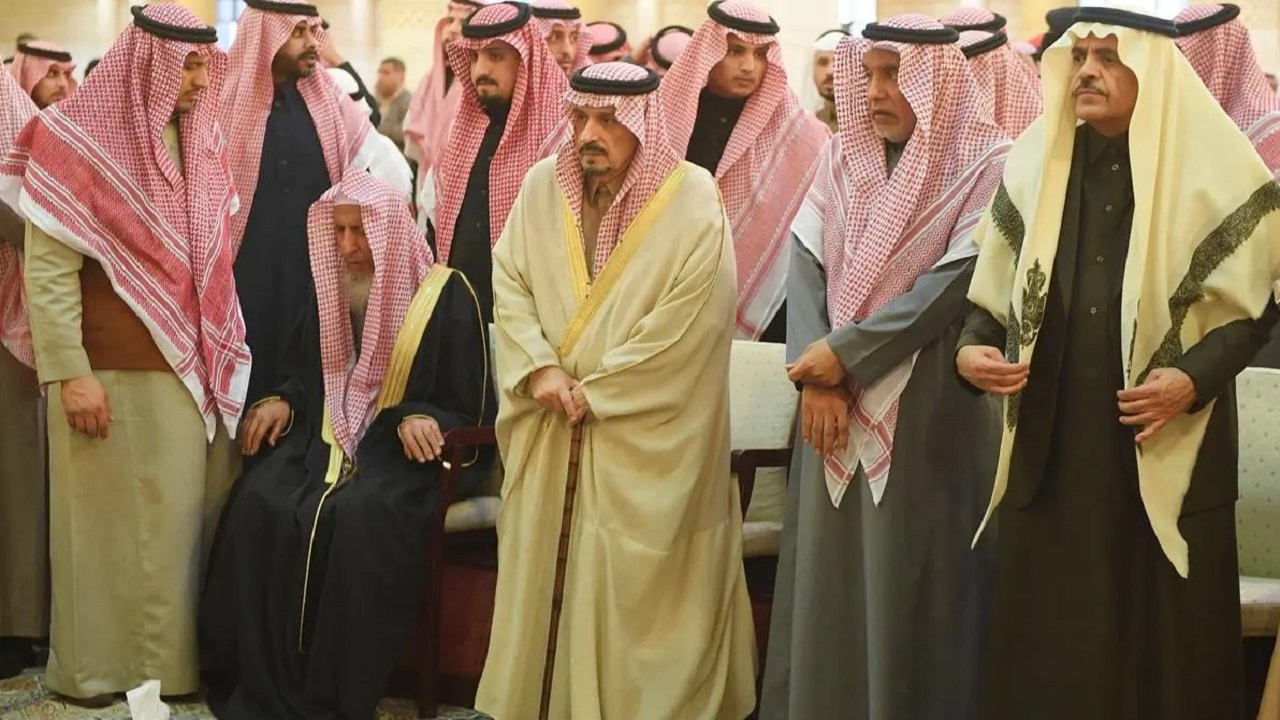 أمير الرياض يؤدّي صلاة الميت على والدة الأمير فيصل بن مشاري