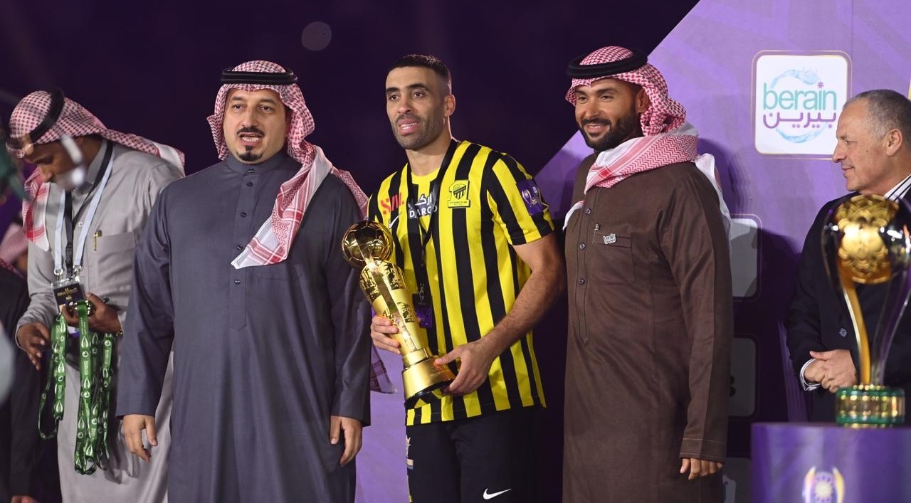 حمدالله يتوج بجائزة أفضل لاعب في نهائي كأس السوبر