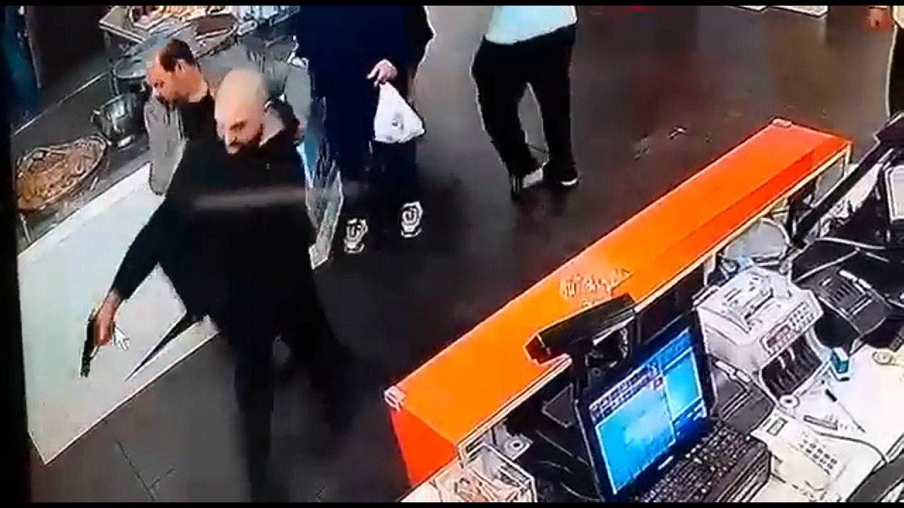 بالفيديو.. رجل أمن يطلق النار على شخص داخل متجر في لبنان