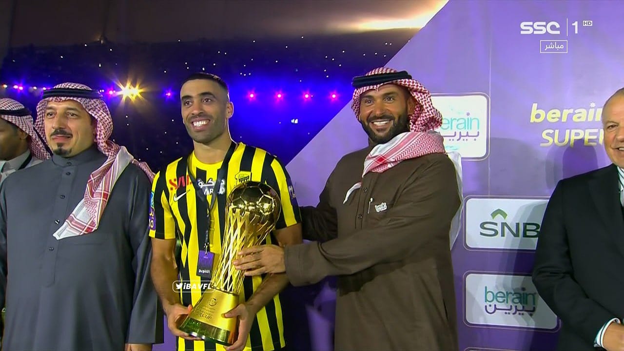 حمدالله يتوج بجائزة أفضل لاعب في نهائي كأس السوبر