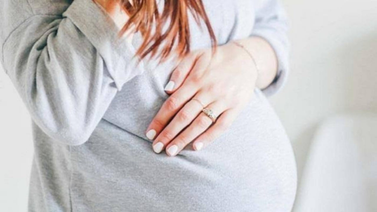 استشارية تكشف عن مخاطر الحمل بعد الولادة القيصرية بـ6 أشهر