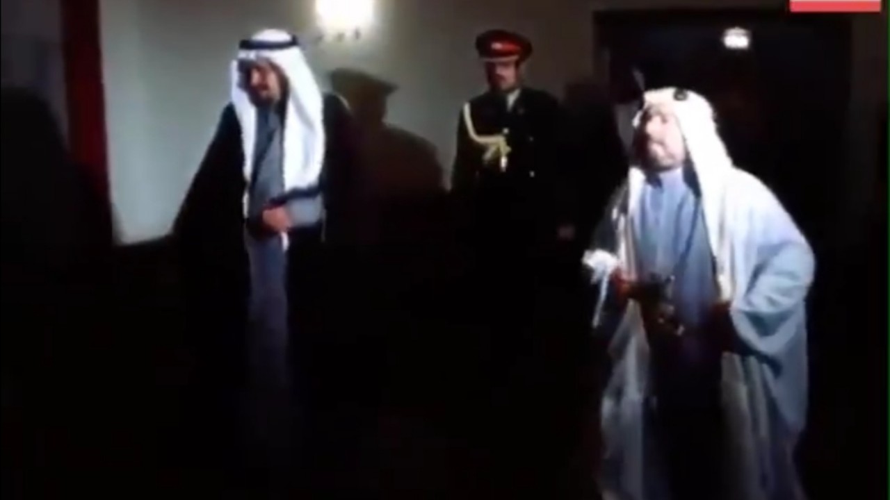 فيديو نادر للملك خالد والشيخ عيسى أمير البحرين في يوم ماطر