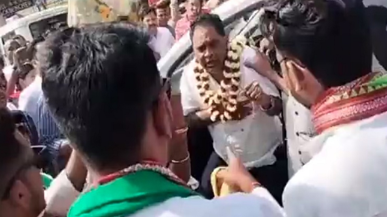 فيديو..لحظة اغتيال وزير الصحة الهندي على يد ضابط شرطة
