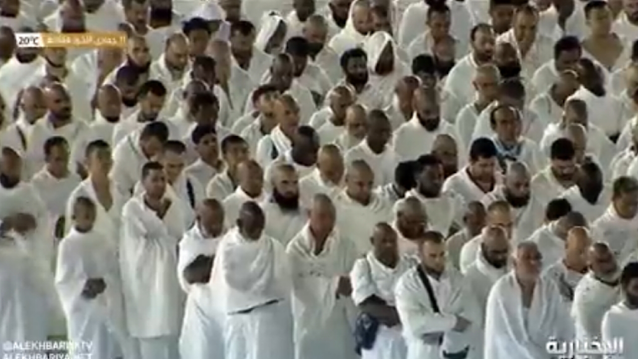 مشاهد روحانية لجموع المصلين أثناء تأديتهم صلاة الفجر في الحرم المكي