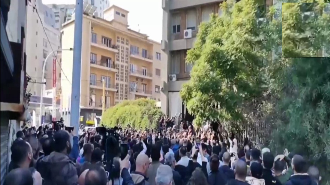 لبنان.. نواب يتعرضون للضرب داخل وزارة العدل ومحتجون يحاولون اقتحام القصر (فيديو)