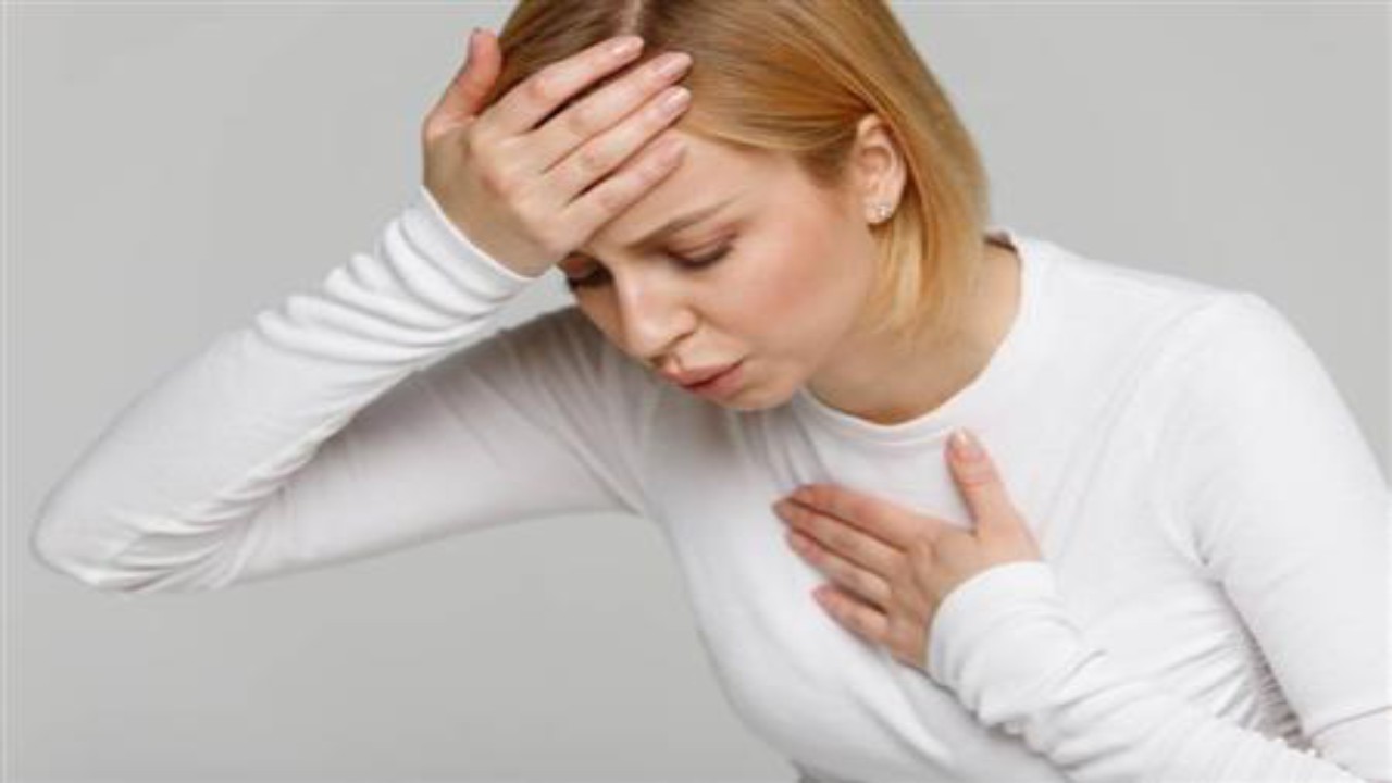 أعراض شائعة تنذر النساء بخطر الإصابة بالنوبة القلبية