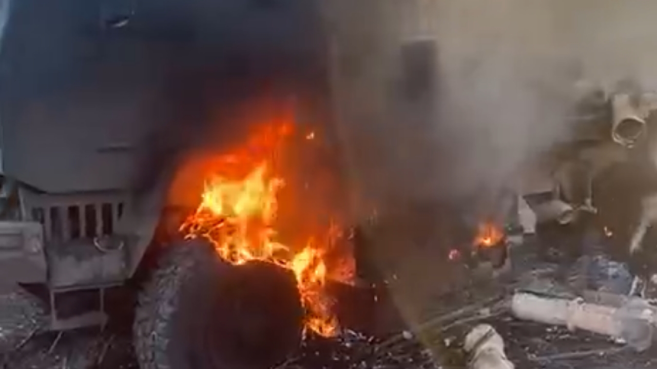 بالفيديو.. هيمارس الأمريكية تحترق بعد ضربة روسية