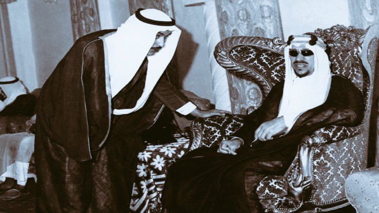 صورة نادرة للملك سعود وابنه الأمير خالد