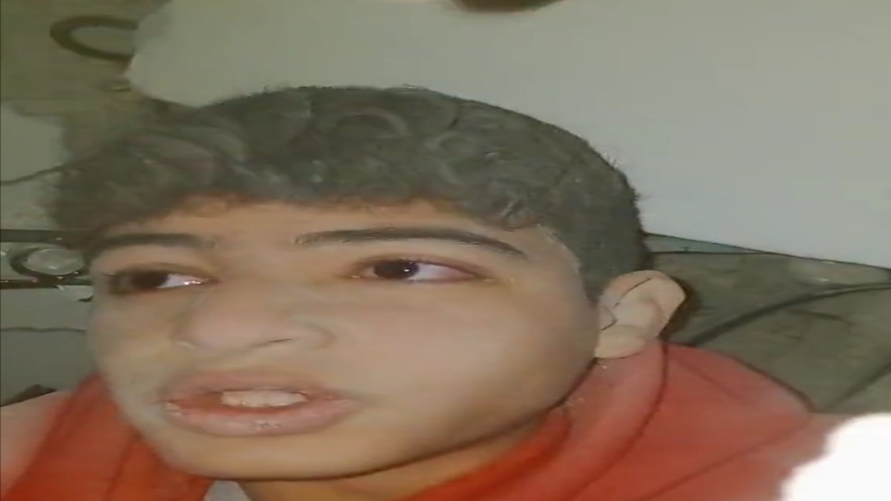 فيديو مؤلم لصبي سوري يوثق وجوده تحت الأنقاض
