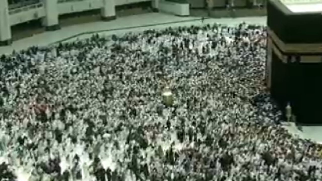 مشهد مُهيب لجموع غفيرة للطائفين والمعتمرين في المسجد الحرام
