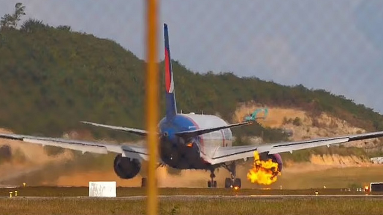 فيديو..طائرة تنجو من كارثة بعد اشتعال النار بمحركها