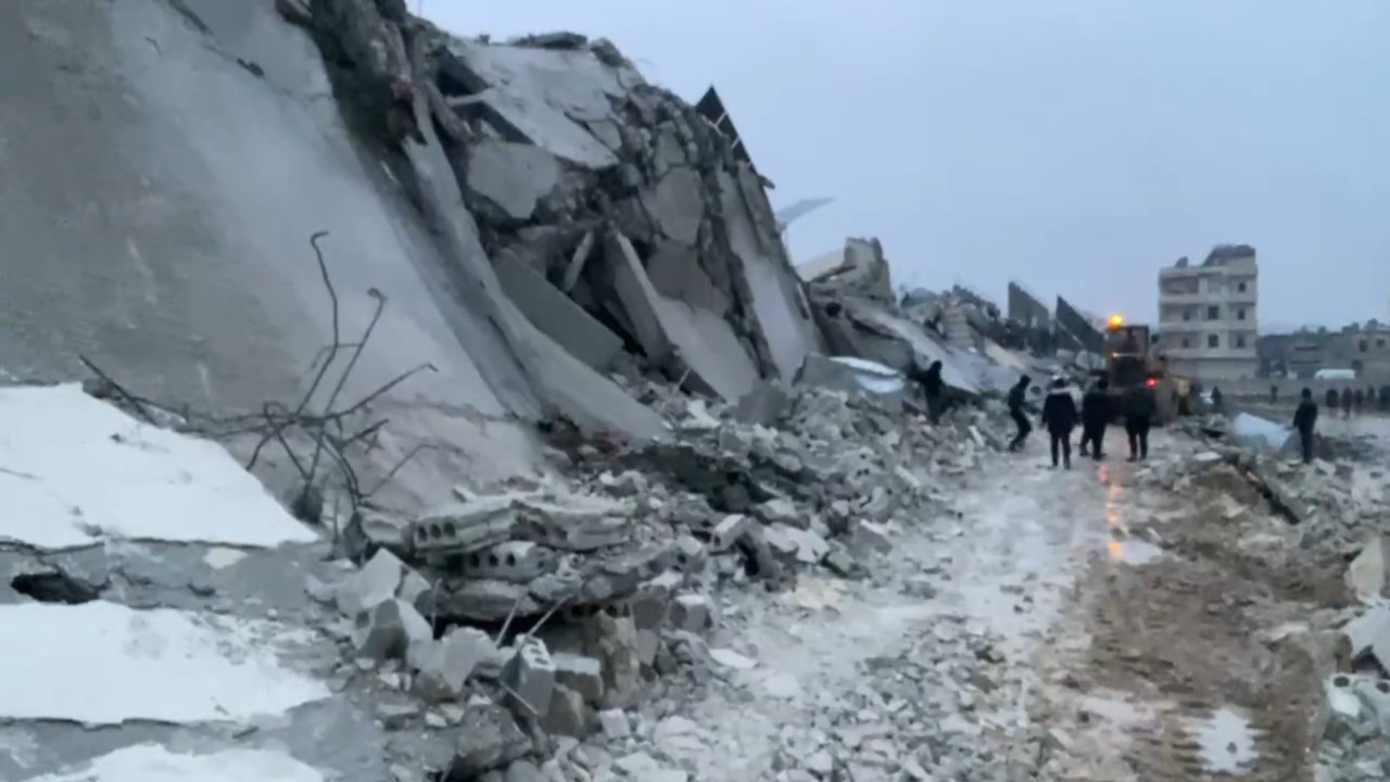 شاهد.. دمار حي كامل في مدينة سرمدا السورية جراء زلزال تركيا