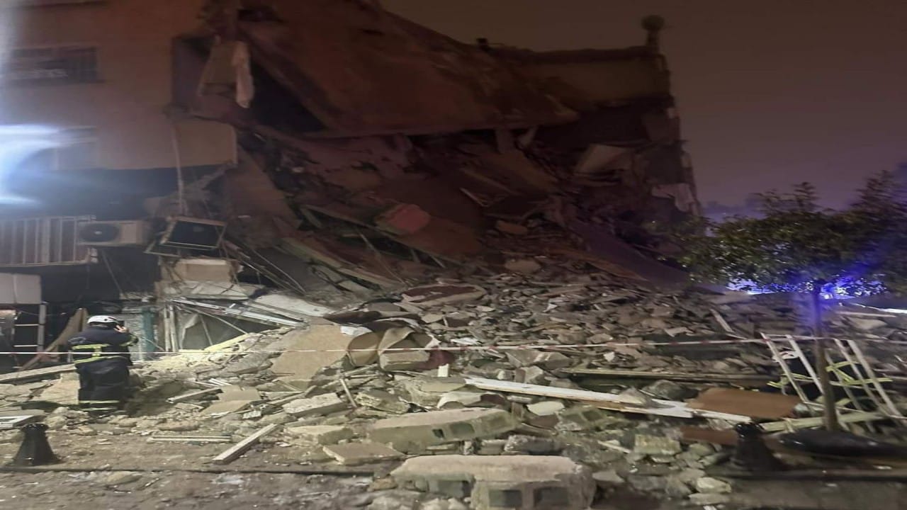 بالفيديو والصور.. انهيار عدد من المباني السكنية في تركيا بسبب الزلزال القوي وسط أنباء عن سقوط ضحايا 