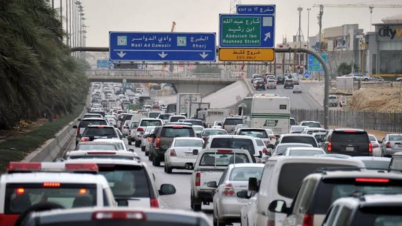 فيديو يرصد معاناة سكان الرياض من الزحام المروري يومياً