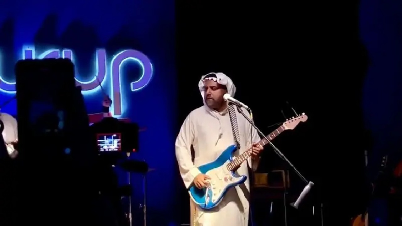 عازف سعودي يلفت الأنظار بعزفه أغاني أميركية