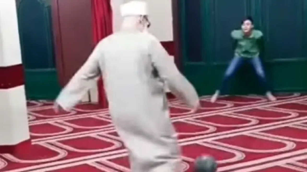 فيديو لعب كرة قدم داخل مسجد يثير الجدل في مصر