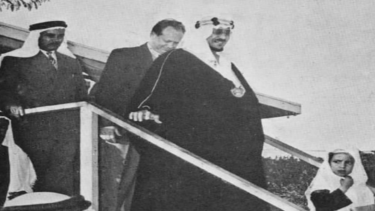 شاهد.. صورة نادرة للملك سعود وهو مبتسم ومعه أحد أبنائه