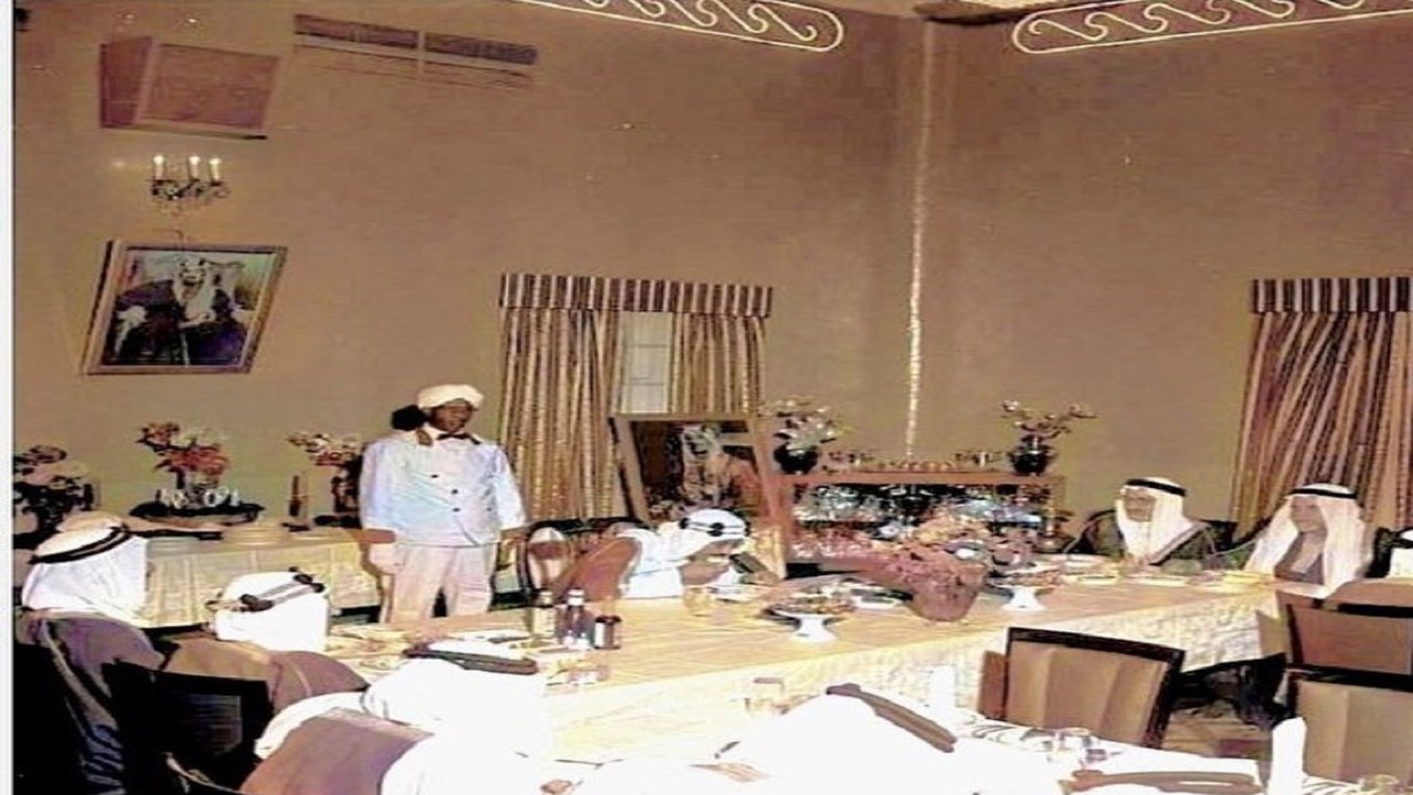 صورة نادرة للملك سعود خلال تناوله طعام مع مسؤولين