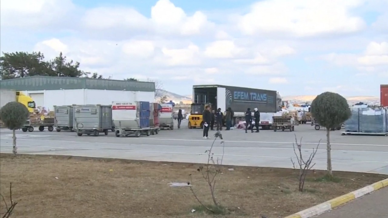 بالفيديو.. وصول ثالث طائرة إغاثية سعودية إلى مطار غازي عنتاب التركي