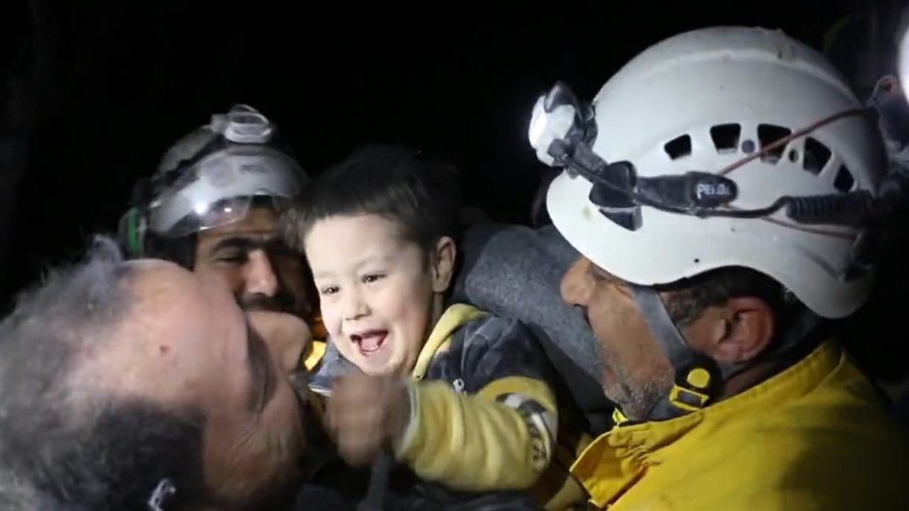 شاهد.. طفل سوري يخرج ضاحكاً من تحت الأنقاض