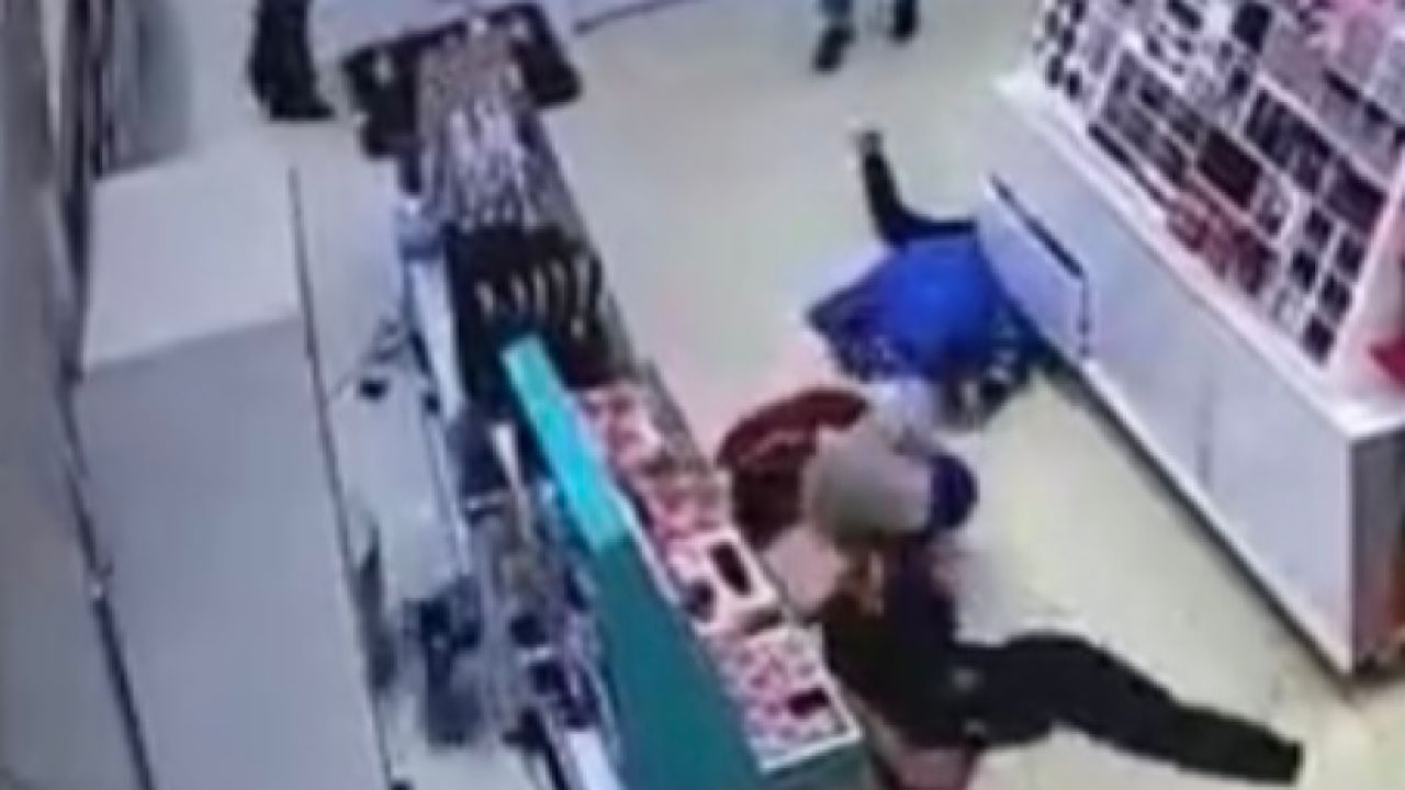 بالفيديو.. طفل يسقط على رأس فتاة في مركز تجاري ويسقطها أرضًا