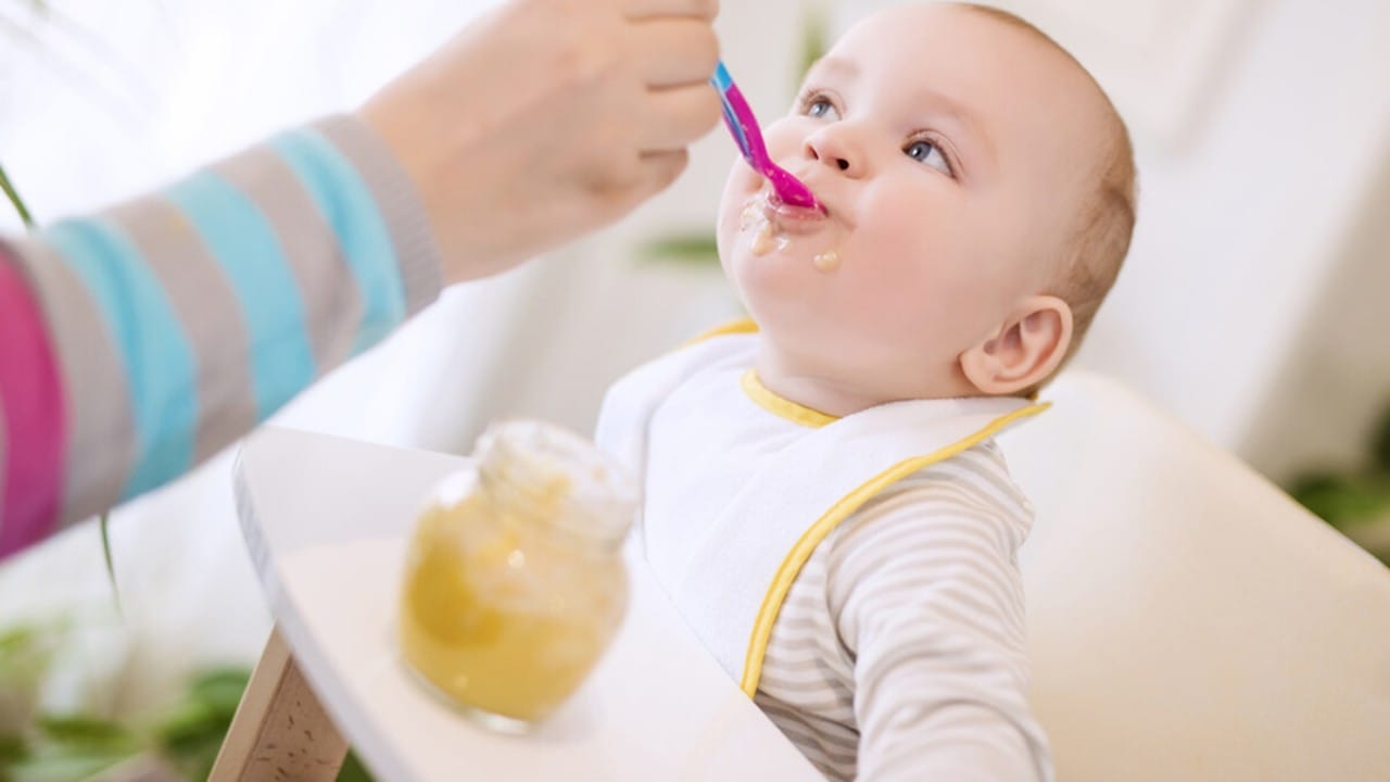 أغذية ممنوعة على الرضيع خلال السنة الأولى