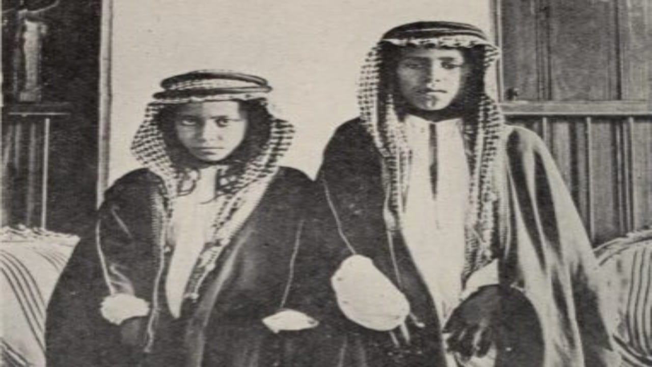 صورة نادرة توضح اثنين من أبناء الملك عبدالعزيز أثناء وجودهم في الكويت