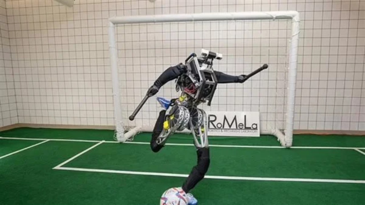 روبوت لاعب كرة قدم يفوق قدرات &#8220;ميسي&#8221; سيشارك في بطولات دولية