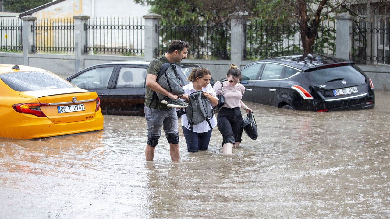 تحذير من الفيضانات بـ11 منطقة تركية