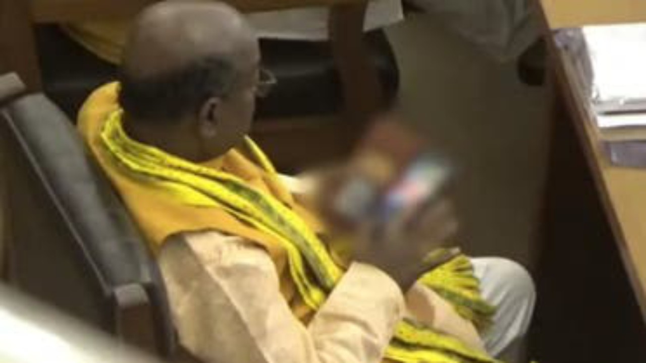 فيديو لنائب هندي يشاهد فيلماً إباحياً وسط جلسة للبرلمان يثير ضجة