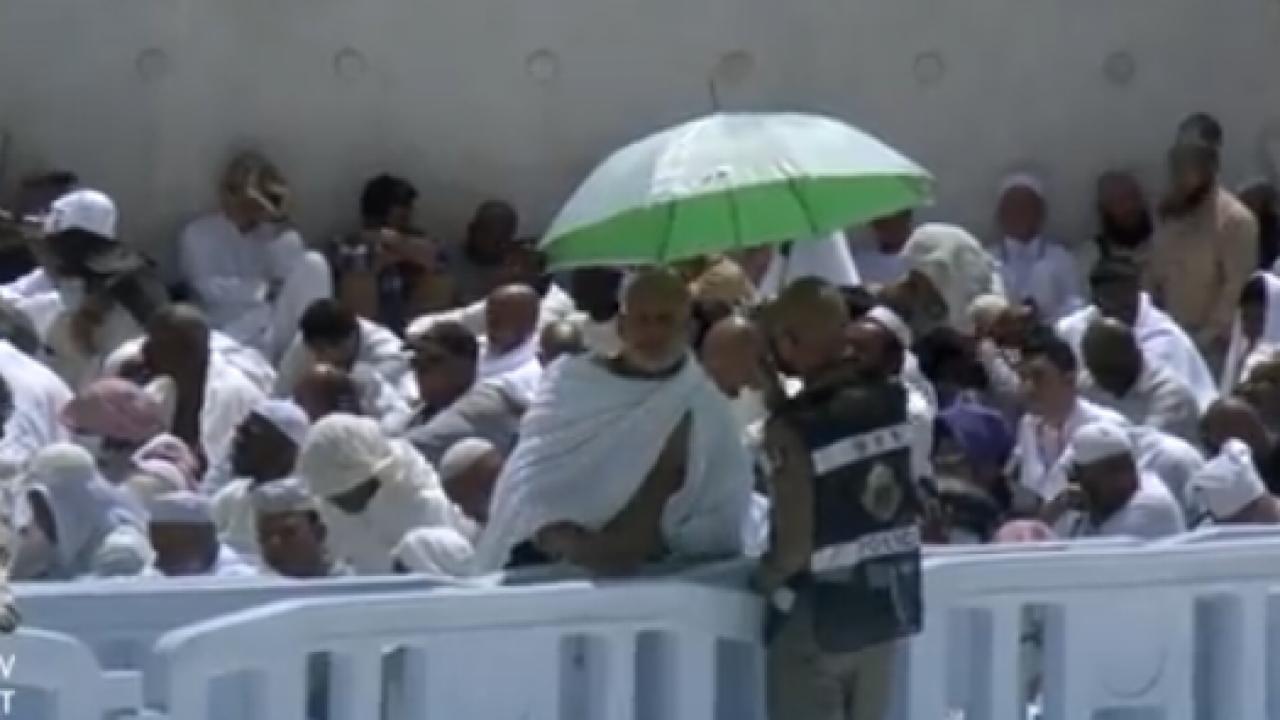 بالفيديو.. رجل أمن يحمي معتمرًا من حرارة الشمس خلال خطبة أول جمعة من رمضان