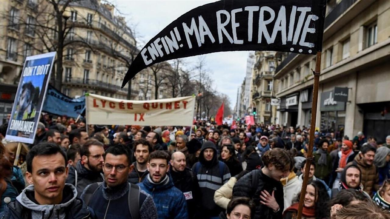 توقيف 457 شخصًا وإصابة 441 شرطيًا خلال الاحتجاجات في فرنسا
