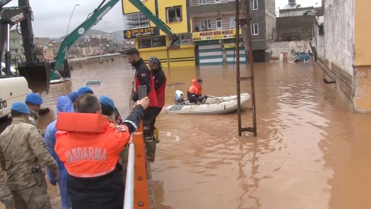 مقطع فيديو يثير الغضب لشخص فضل التصوير على إنقاذ غريق