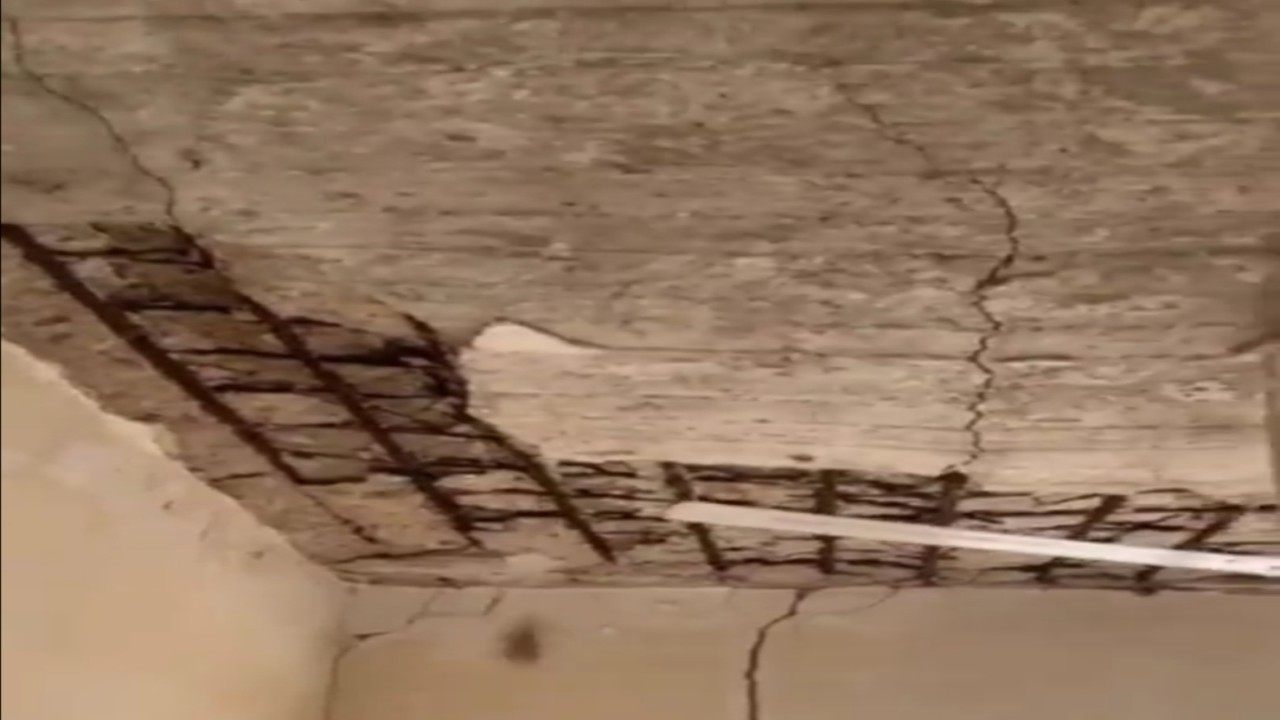 بالفيديو.. مشهد مروع لانهيار سقف صف مدرسي أمام الطلاب