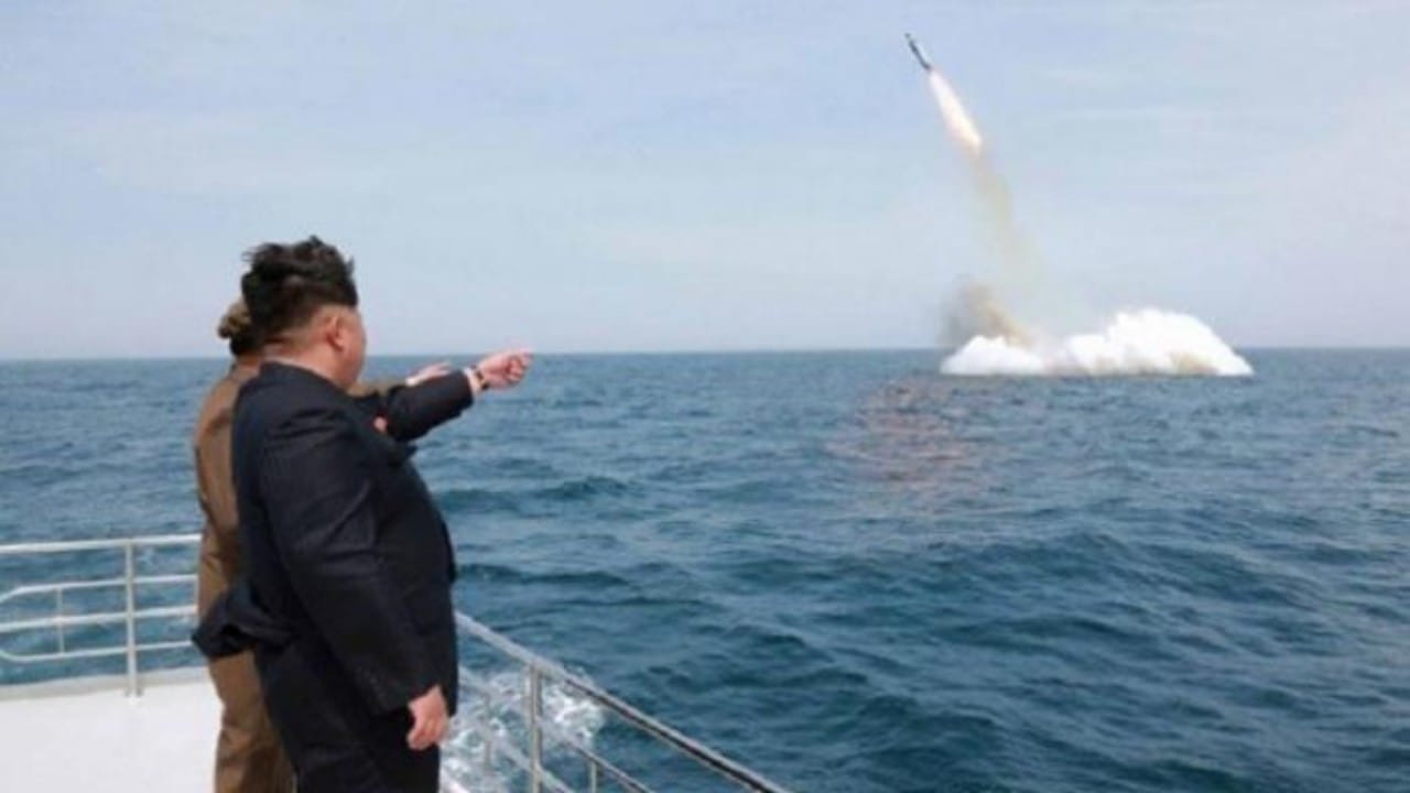 إطلاق صاروخي كروز استراتيجيين من غواصة في كوريا الشمالية