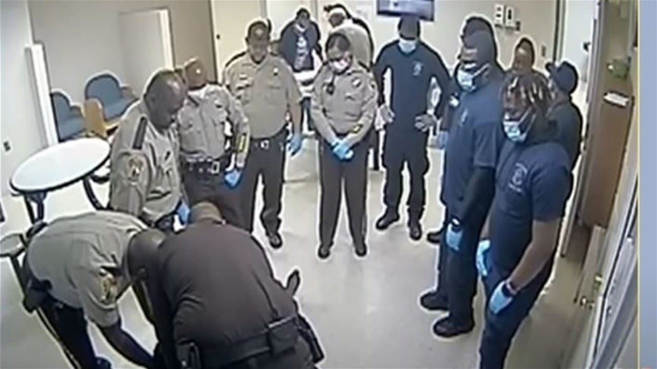 بالفيديو.. لحظة وفاة شاب بمستشفى للأمراض العقلية أثناء محاولة الشرطة السيطرة عليه
