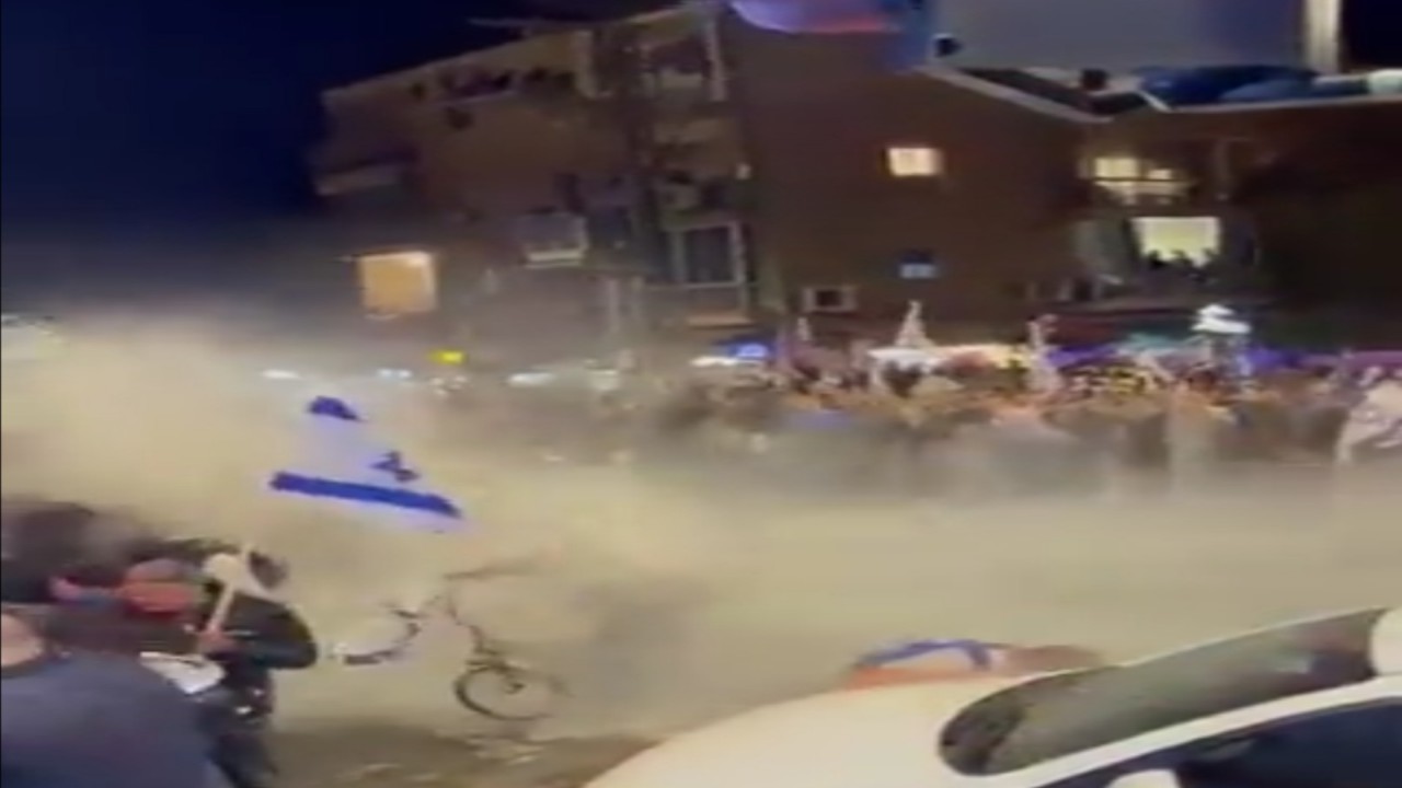شاهد.. الشرطة الإسرائيلية تفرق جموعاً من المتظاهرين بالماء