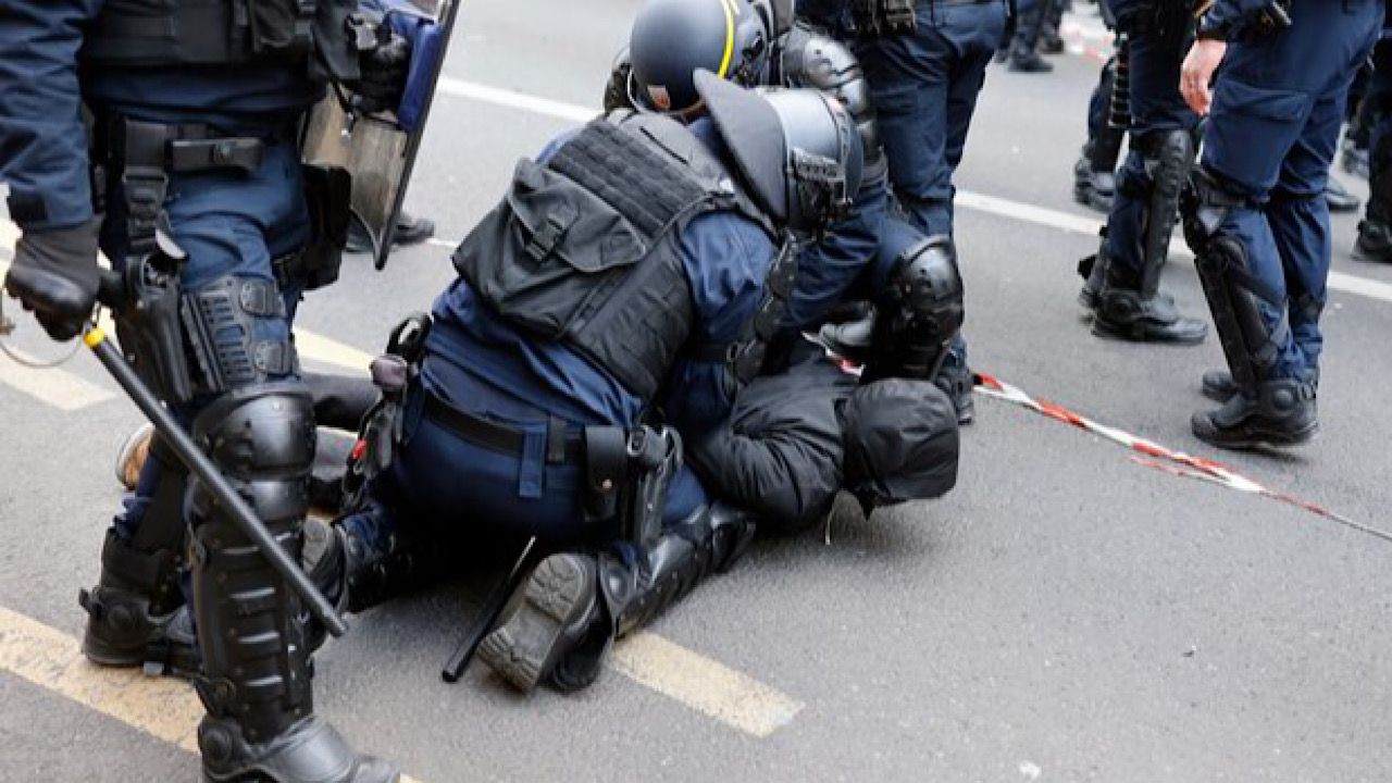 اعتقال العشرات في مظاهرات ضد قانون التقاعد بفرنسا