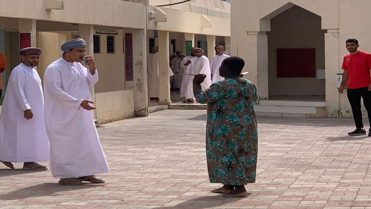 عاملة أفريقية تقتحم مدرسة عمانية وتحاول الاعتداء على الطلاب والمعلمين بسلاح أبيض