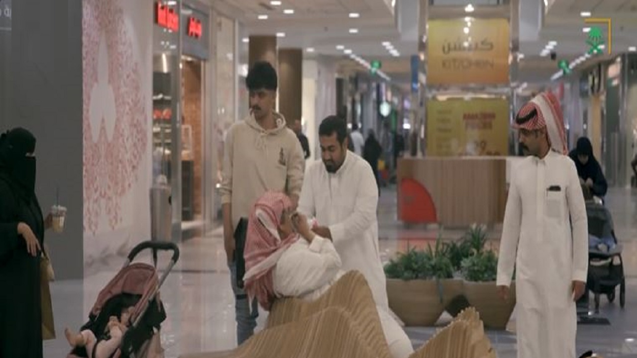 فيديو..ردة فعل مواطنين تجاه شاب سرق حقيبة رجل أصيب بنوبة سكر