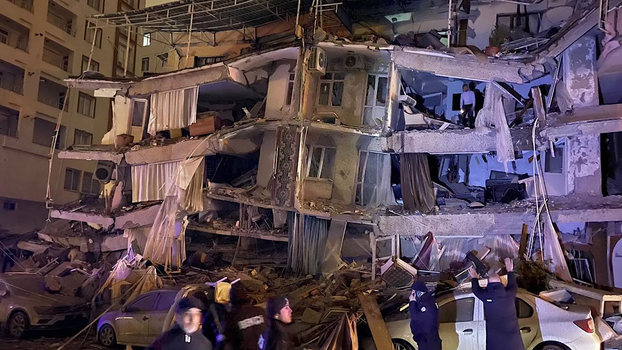 زلزال بقوة 7.4 درجات يضرب جنوب تركيا فجرًا