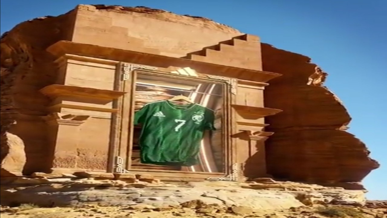 شاهد.. &#8220;الأخضر&#8221; يكشف عن قميصه الجديد من داخل آثار الحجر بالعلا