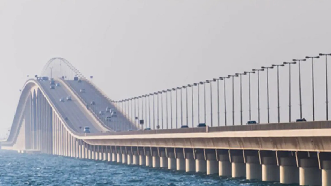 ازدحامات كبيرة في جسر الملك فهد لليوم الثاني على التوالي
