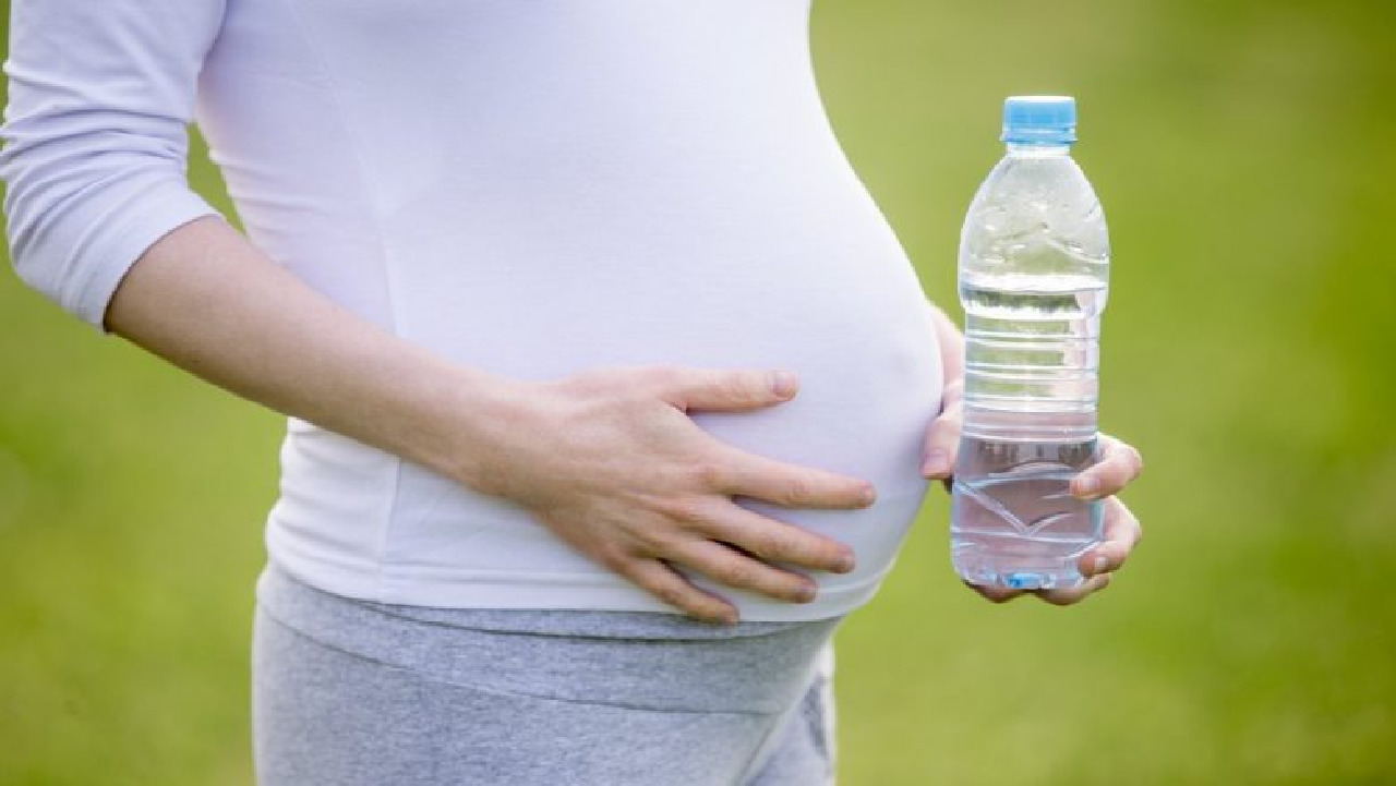خاصة الحوامل.. تحذير من الشرب من الزجاجات البلاستيك