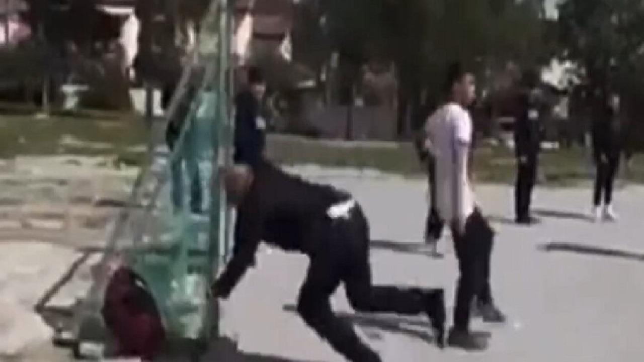 بالفيديو .. لحظة سقوط مسؤول تركي أثناء إبرازه مهاراته في كرة القدم