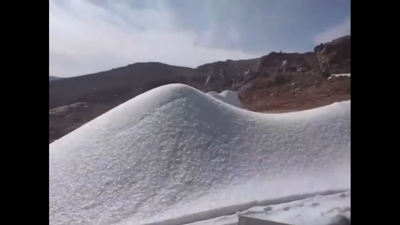 بالفيديو.. أعمال &#8220;إنتاج الثلج&#8221; الصناعي في مرتفعات تروجينا بنيوم
