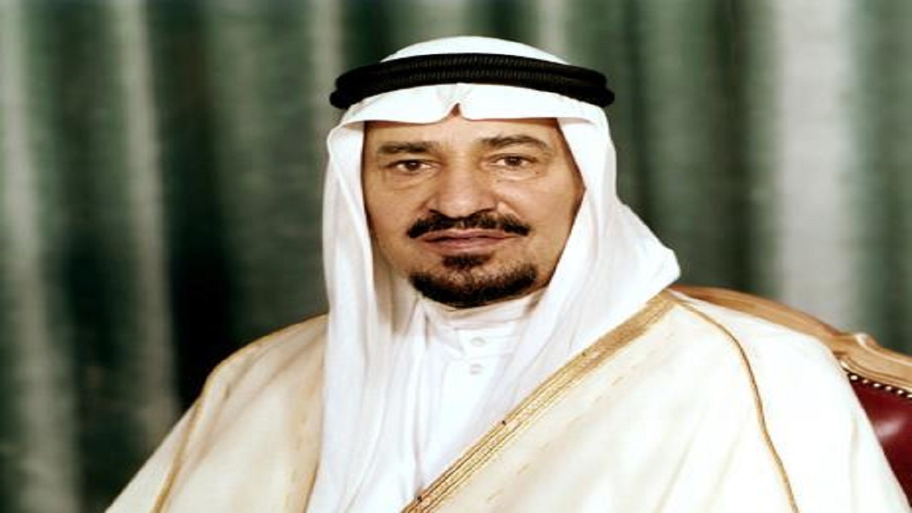 فيديو قديم للحظة وصول جثمان الملك خالد إلى الرياض والصلاة عليه