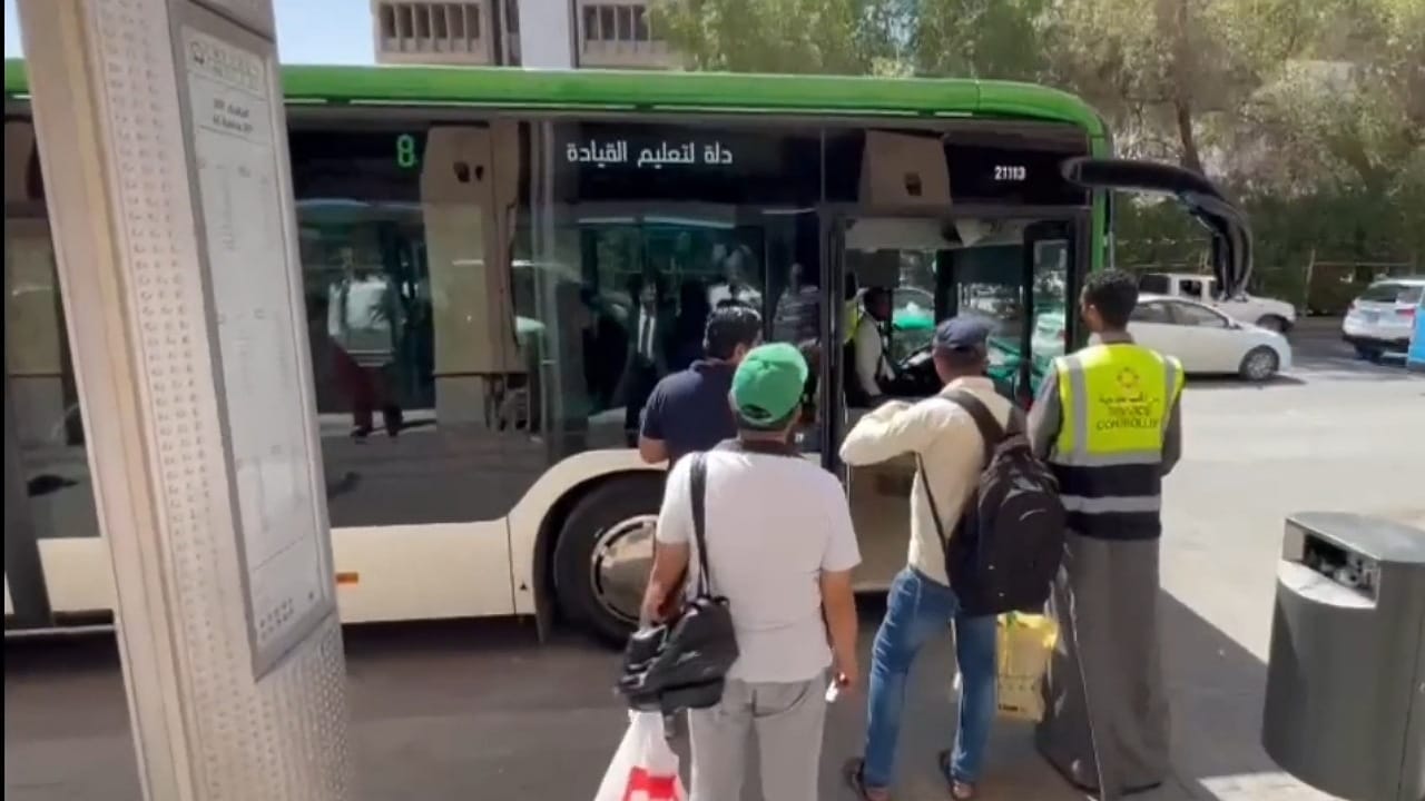 شاهد.. مقيمون في الرياض يستخدمون حافلات النقل العام