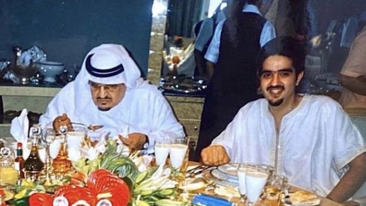 صورة نادرة للملك فهد وابنه عبدالعزيز وهما يتناولان العشاء
