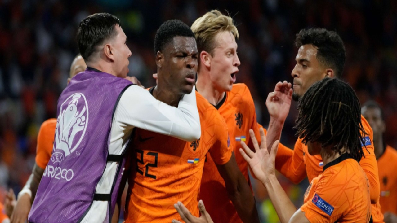 فيروس غامض يضرب منتخب هولندا لكرة القدم قبل مواجهة فرنسا